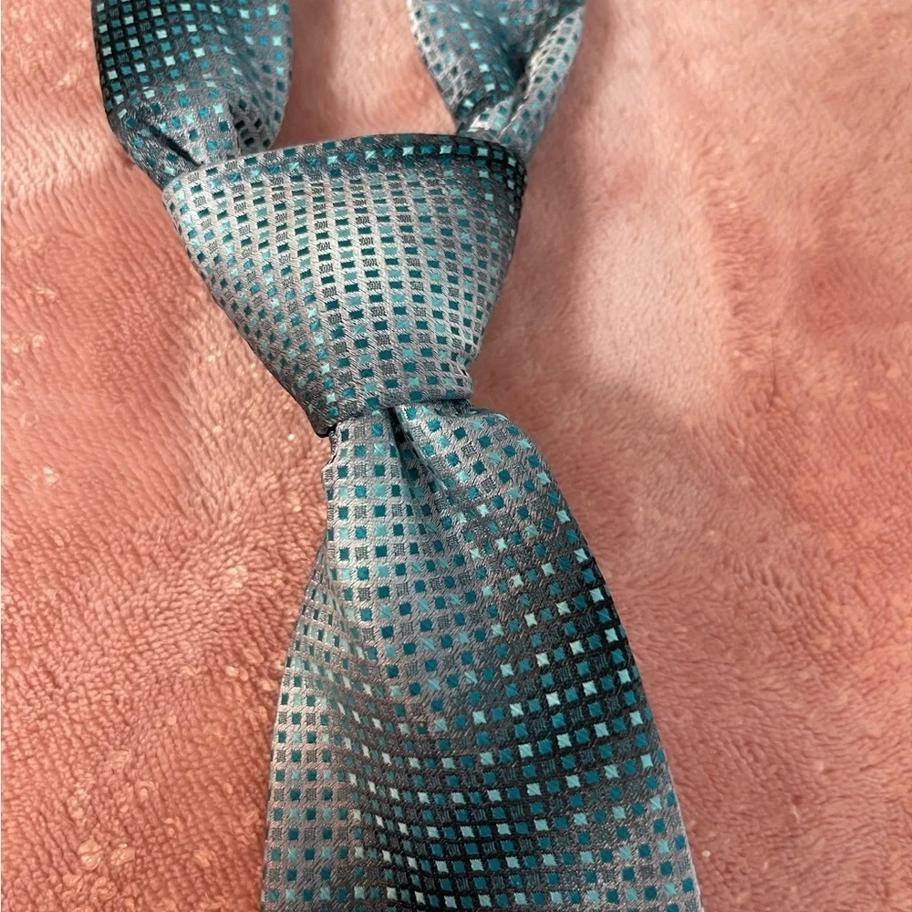 Van Heusen Black and Gray Patterned Tie
